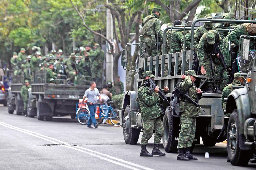 Soldados arribaron ayer a la Nunciatura Apostólica para cuidar al Papa, durante su estancia en la Ciudad de México (FERNANDO RAMÍREZ. EL UNIVERSAL)