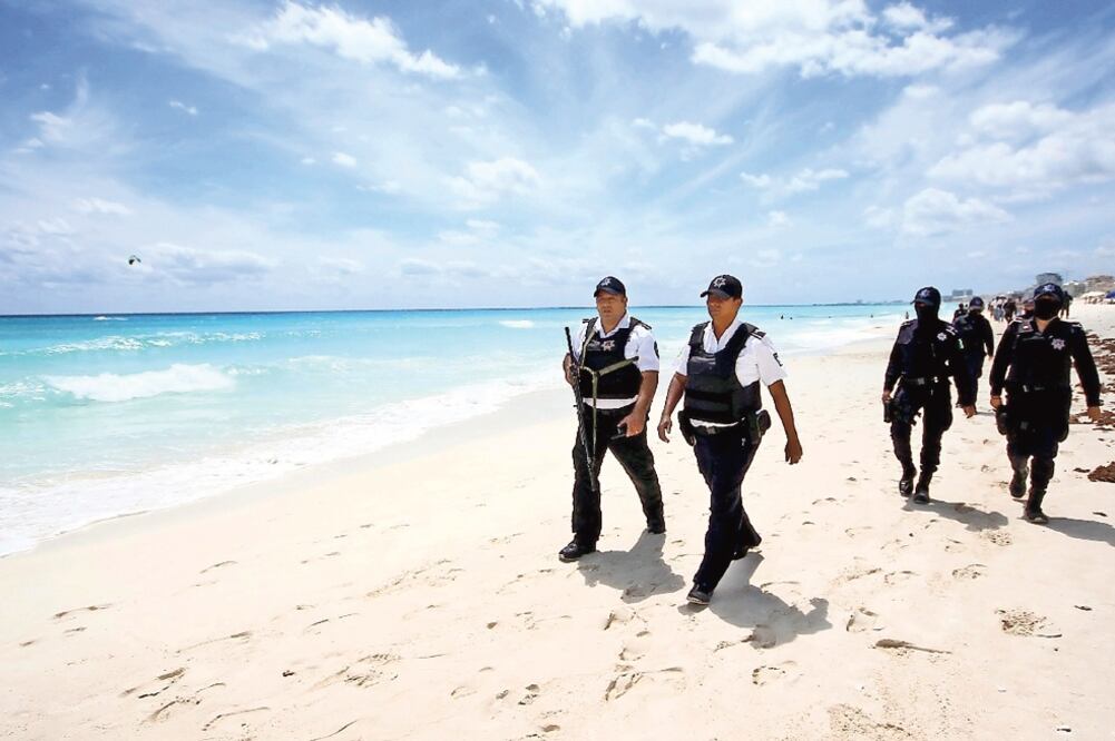 En Cancún agentes de la Policía Federal refuerzan la vigilancia en las playas públicas de Langosta, Delfines, Tortugas y Gaviotas, las de mayor afluencia. (CORTESÍA)