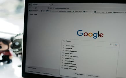 Google elimina referencias predeterminadas para Mes del Orgullo y Mes de la Historia Negra; afirma "no es escalable ni sostenible"