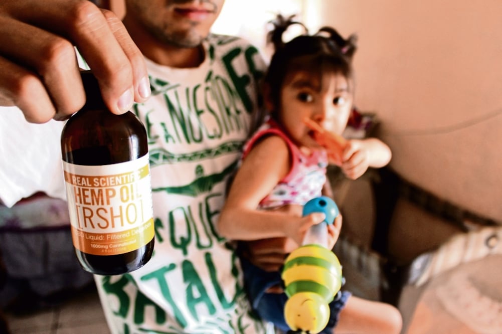 Los padres de Emily deberán reunir alrededor de 500 dólares para adquirir un segundo frasco de aceite de cannabidiol, para seguir el tratamiento de la pequeña que sufre el síndrome de Lennox-Gastaut, pues el primero está por acabarse (FRANCISCO RODRÍGUEZ)