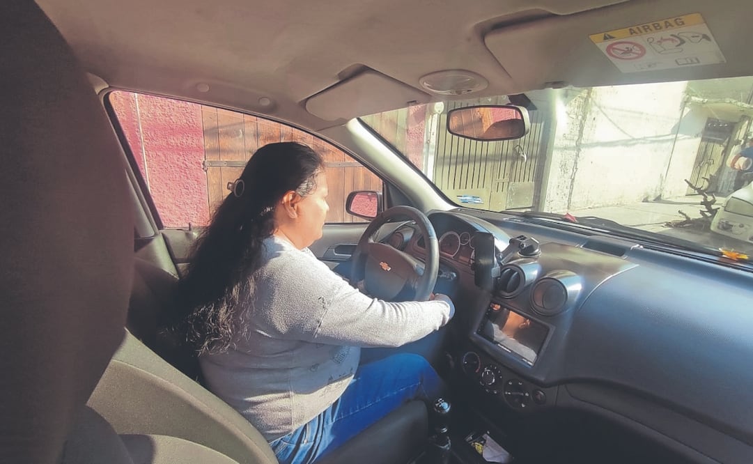Mujeres trabajan en taxis a través de plataformas digitales por la flexibilidad que les da para cuidar a sus hijos, estudiar o completar ingresos, y lo hacen con sus reglas de supervivencia. Foto: de Emilio Fernández