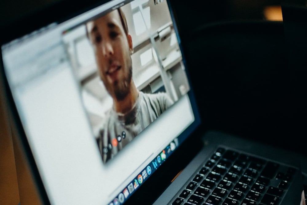 Prepárate antes de las videoconferencia y evita pasar momentos incómodos \ Foto: Pexels 