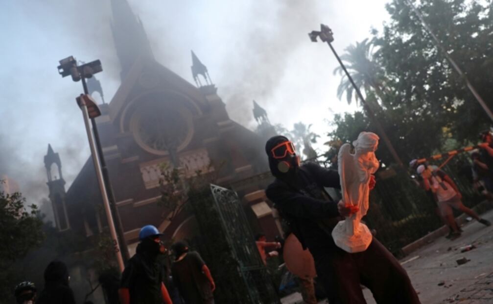 Manifestantes incendian iglesia de policía de Chile en primera protesta de 2020
