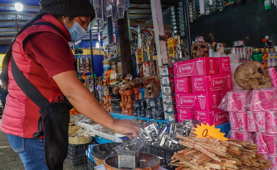 Los mexicanos preparan su tradicional altar para el Día de Muertos, el 1 y 2 de noviembre, mientras afrontan la inflación más alta en dos décadas, que ha elevado el precio de la tradicional ofrenda en casi 18 %cost. EFE/ Isaac Esquivel