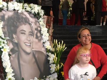 Fan de Silvia Pinal viaja de Neza a Bellas Artes sin éxito: "me siento frustrada por no haberla podido despedir"