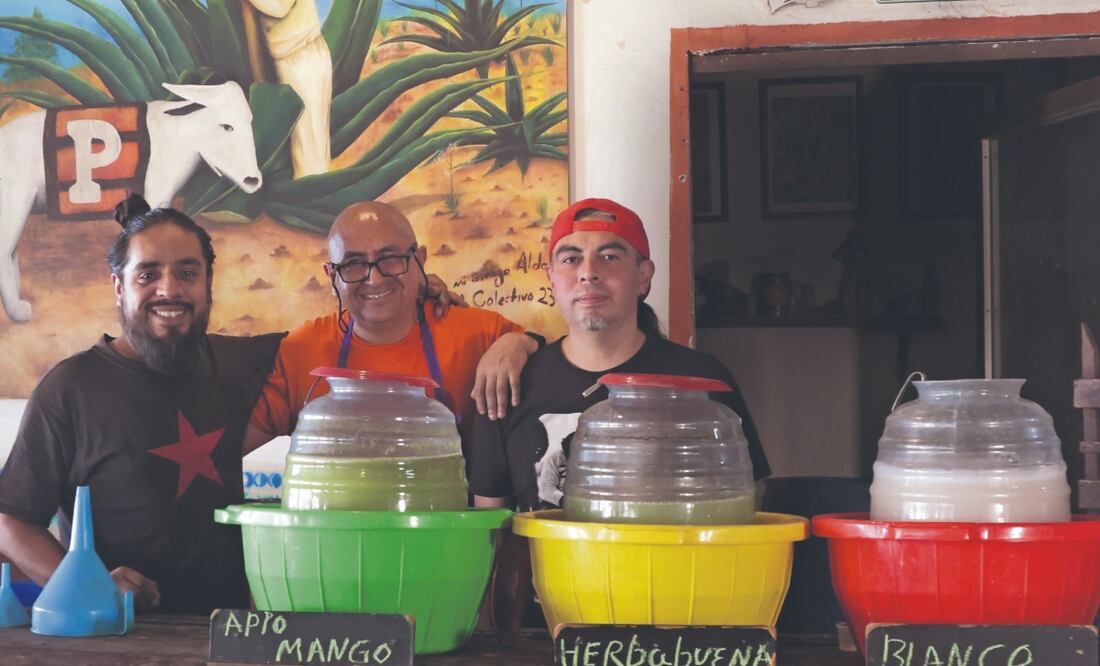 Con 15 años de historia, La Burra Blanca (Donceles 83) funciona con un concepto renovado de pulquería, coinciden su dueño, Marco Hernández Valadez (izquierda), y su equipo. Fotos: de Carlos Mejía. El Universal