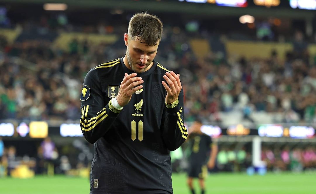 Santiago Giménez no estará presente en los próximos amistosos del Tri Foto: Imago7