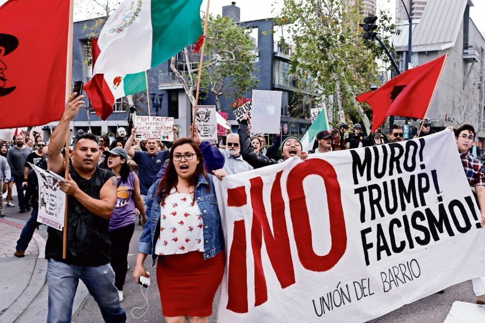 Activistas y miembros de la comunidad de San Diego, en California, participan en una protesta contra la visita que realiza hoy Donald Trump (MIKE BLAKE. REUTERS)