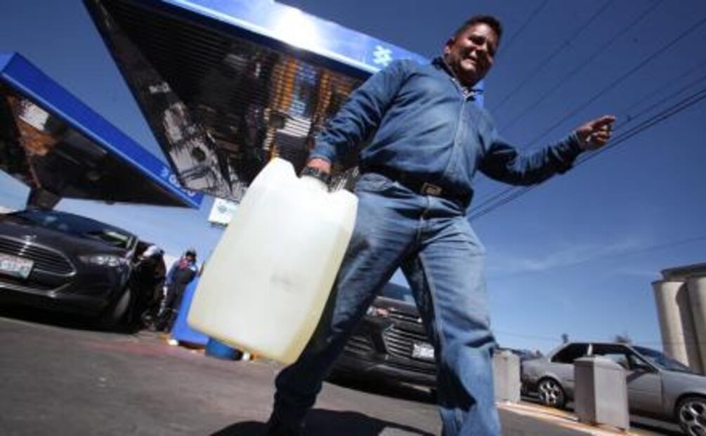 Largas filas y espera de hasta 4 horas para conseguir gasolina en Toluca