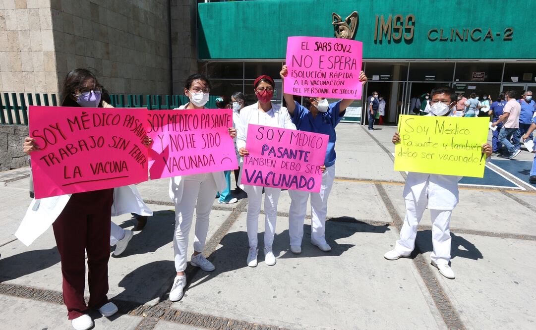 Trabajadores de media docena de hospitales protestaron en sus fuentes laborales y con mantas exigieron la aplicación de la vacuna. Foto: Archivo/EL UNIVERSAL