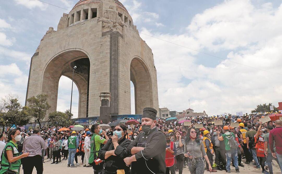 A segundos de escuchar la alerta por el sismo de magnitud 7.7, transeúntes, trabajadores de oficinas, restaurantes y otros negocios se pusieron a salvo en la explanada del Monumento a la Revolución. Foto: Juan Boites/EL UNIVERSAL