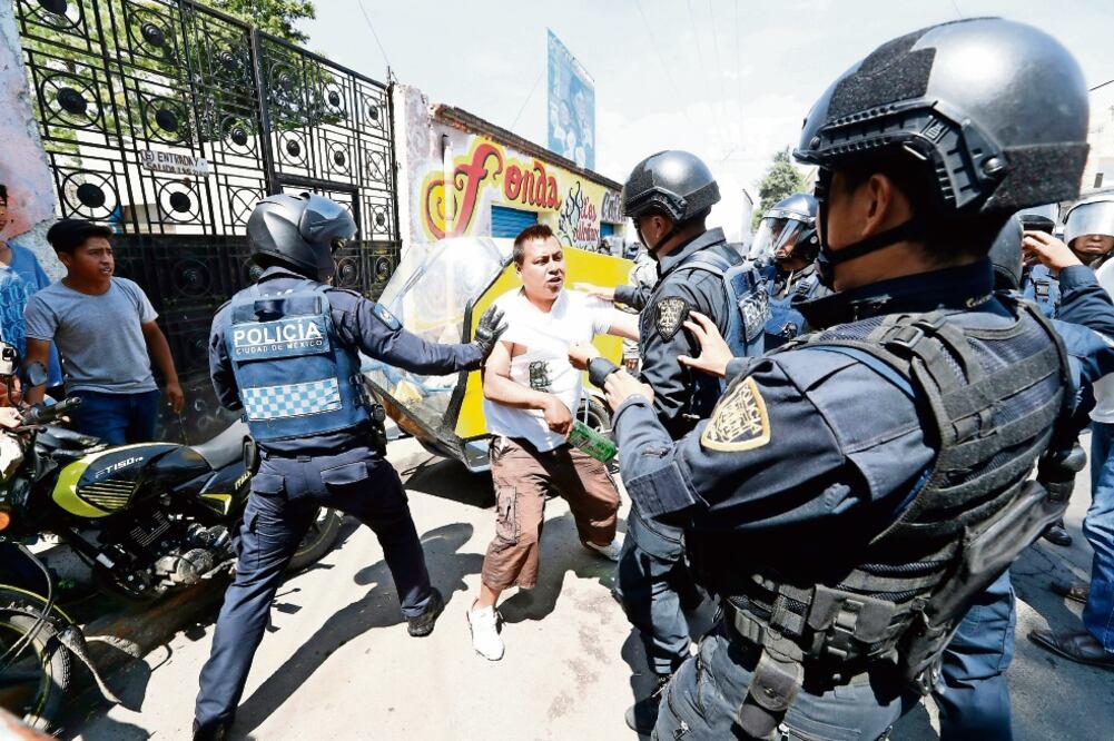 Habitantes de la zona, incluidas mujeres de la tercera edad, lanzaron piedras y ladrillos en contra de los uniformados (ARCHIVO. EL UNIVERSAL)