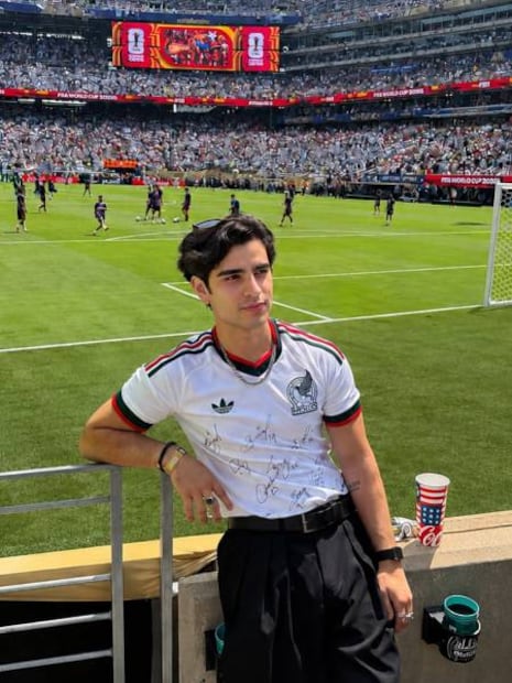 El influencer compartió fotografías a unos cuantos metros de la cancha. Foto: Instagram.