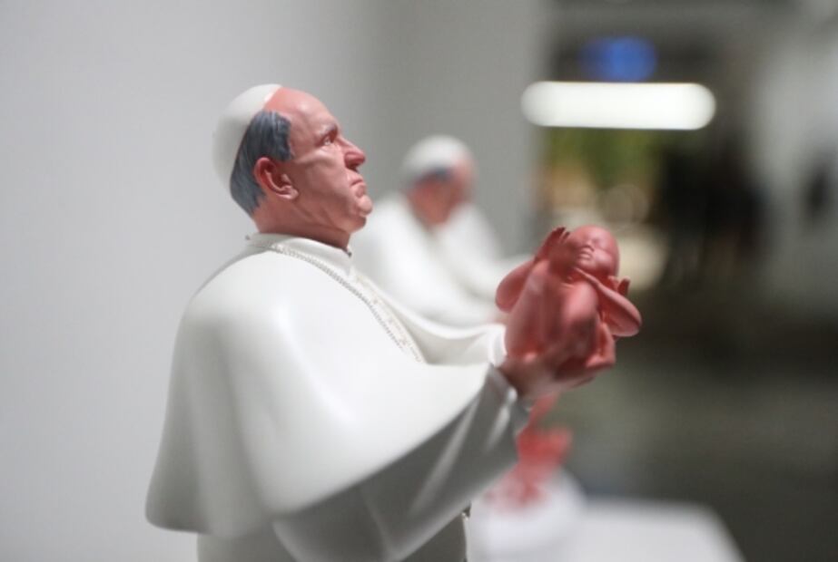 Escultura del papa Francisco tirando a un bebé, una protesta contra la pederastia y el abuso sexual en la iglesia