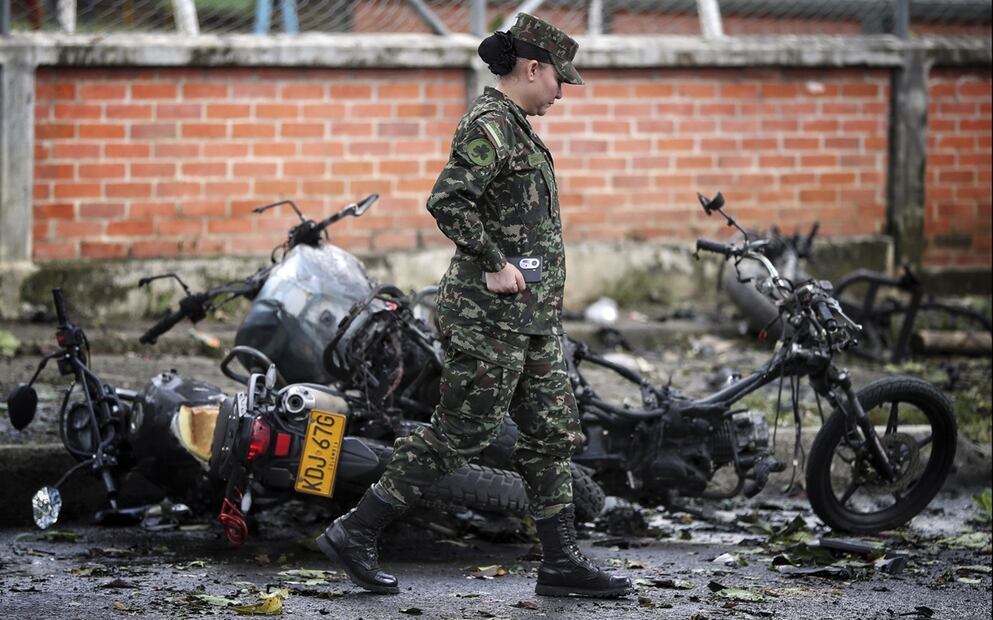 Una soldado camina entre los restos de una motocicleta tras la explosión de una bomba en Cali, Colombia, el martes 10 de junio de 2025. Foto: AP