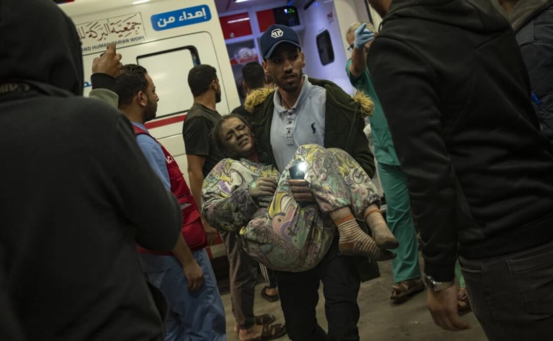 Un palestino herido en un bombardeo israelí en la Franja de Gaza es trasladado a un hospital en Jan Yunis, el 15 de noviembre de 2023. Foto: AP