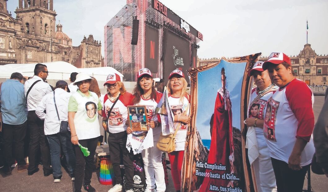 Sin distinción de edad, todos cantaron en la fresca velada. FOTOS: FERNANDA ZAMORA y HUGO SALVADOR. EL UNIVERSAL