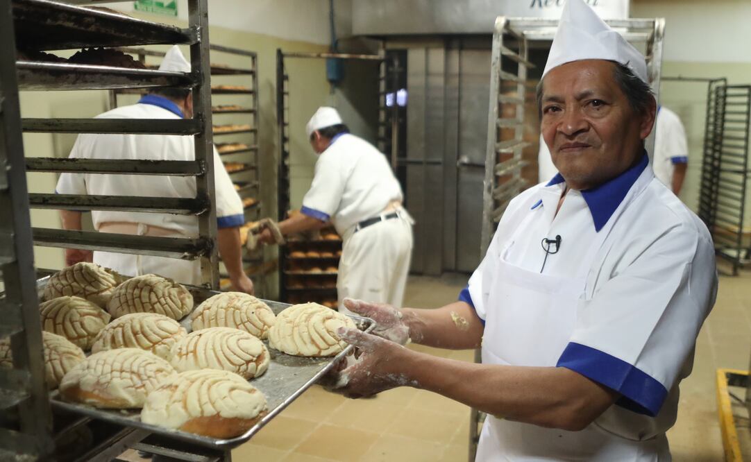 El chef José Lulo Ubaldo explica que, aunque los ingredientes y técnicas son las mismas, el sabor del pan cambia de acuerdo con el toque del maestro panadero. Foto: Ariel Ojeda/EL UNIVERSAL