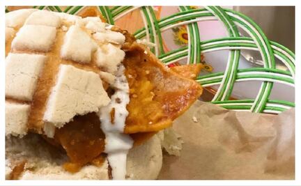 Concha rellena de chilaquiles, el nuevo antojo chilango