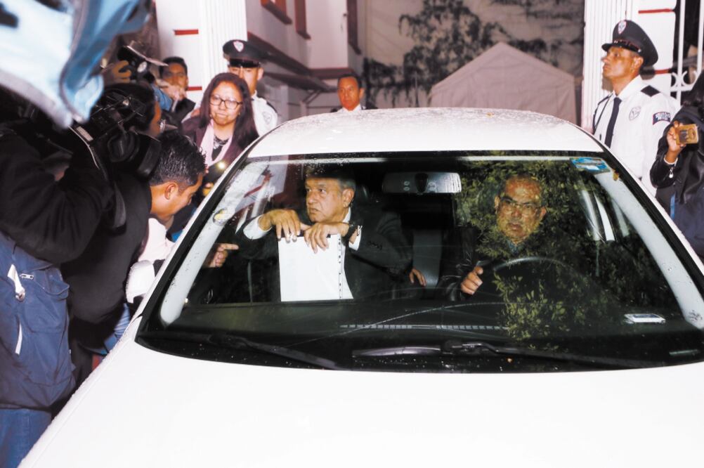 En calles y avenidas de la Ciudad de México es común ver el auto blanco Jetta del político de Tabasco con él como copiloto. (IRVIN OLIVARES. EL UNIVERSAL)