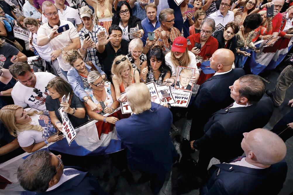 Unas 20 mil personas se congregaron en el American Airlines Center, en Dallas, para mostrar su apoyo a Donald Trump durante un acto de campaña (MIKE STONE. REUTERS)