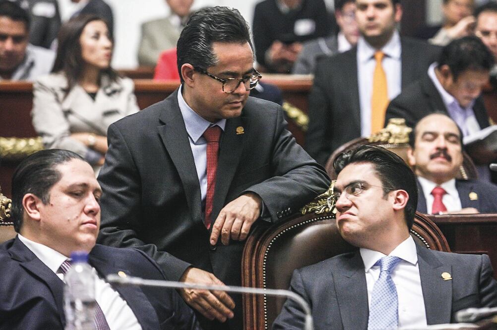La Comisión de Gobierno de la ALDF se mantiene en sesión permanente para decidir cuántas comisiones habrá en esta Legislatura. En la imagen, Leonel Luna (centro) y Jorge Romero (derecha), secretario y presidente de dicho órgano (ARCHIVO EL UNIVERSAL)