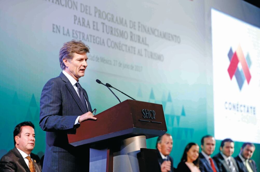 Durante el anuncio de la estrategia Conéctate al Turismo. Enrique de la Madrid, titular de la Sectur, dijo que a partir de ahora se tendrá que detallar con mucho más información lo que afecta a los clientes de las aerolíneas. (SECTUR)