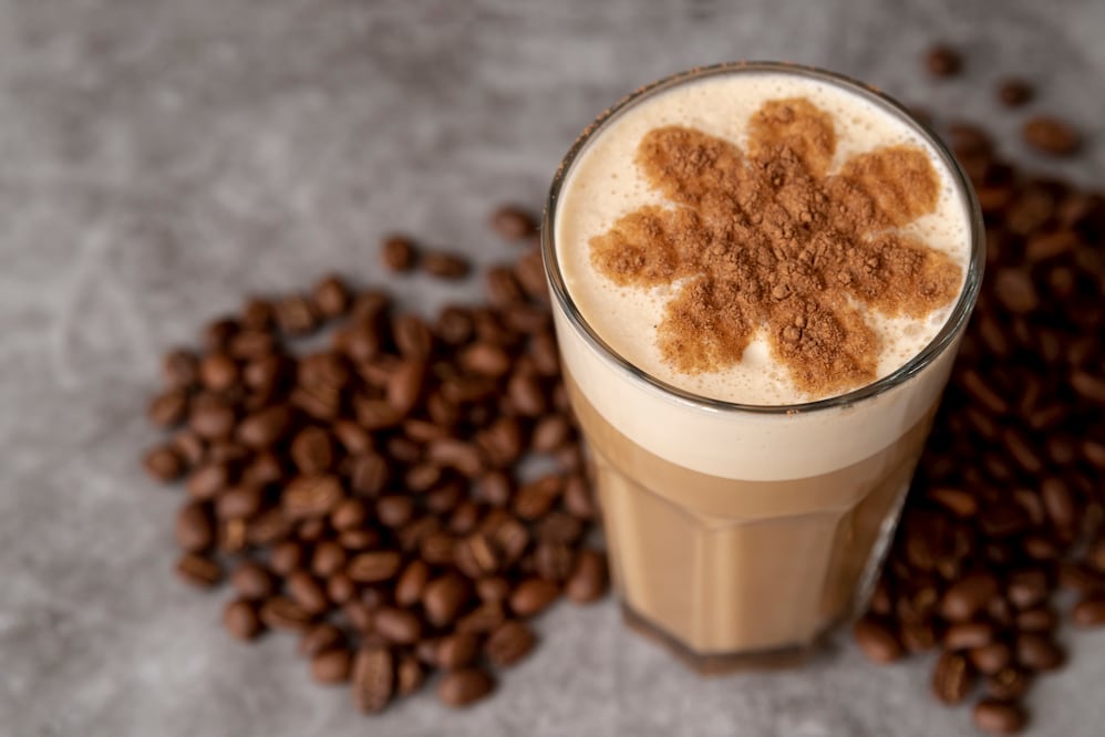 Esta receta de agua de café capuchino es una propuesta cremosa, ligera y perfecta para días calurosos. Foto: Freepik