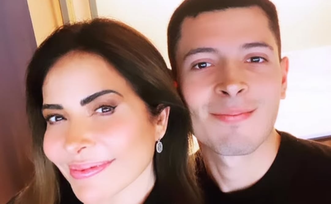 Gloria Trevi posa junto a Jesús Alejandro, quien perdió la vida a manos de la delincuencia organizada en Monterrey.