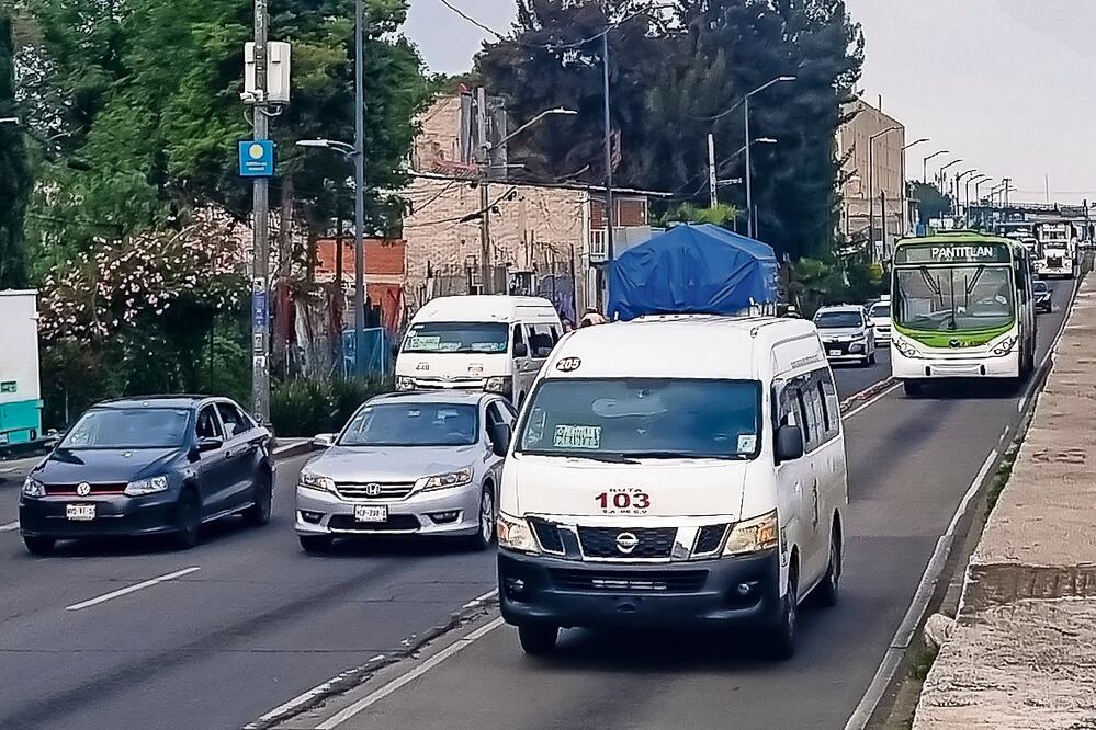 Autoridades reconocen la necesidad de fortalecer una campaña de concientización para evitar la invasión al carril exclusivo del Mexibús. Foto: Hugo Salvador / El Universal