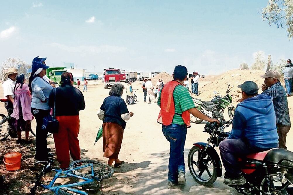 Los ejidatarios cerraron el paso de camiones que transportaban material de contrucción para la Texcoco-Pirámides, obra complementaria del NAICM (ARCHIVO EL UNIVERSAL)