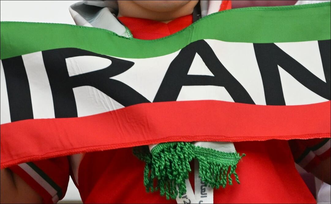 Aficionado sostiene la bandera de Irán. FOTO: EFE