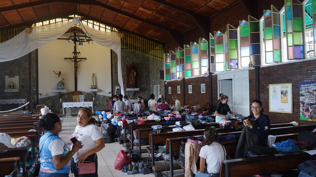 El templo de la Parroquia San José, en Carayaca se convirtió en un centro de acopio para reunir insumos y mandarlos a otras zonas de La Guaira. FOTO: ABRAHAM TOVAR. EL NACIONAL. GDA