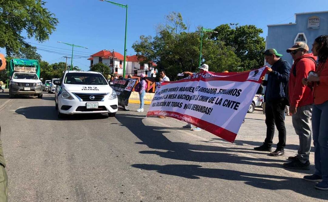 Los maestros del magisterio disidente solo han dejado un carril abierto a la circulación vehicular. Foto: Alberto Morales / El Universal
