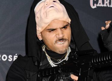 Chris Brown aplica la de Bad Bunny y le avienta el celular a una fan