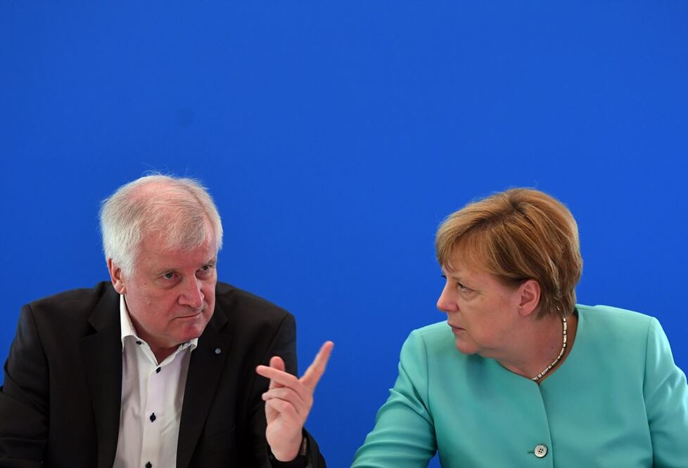 El jefe del gobierno bávaro, Horst Seehofer y la canciller alemana, Angela Merkel. (Foto: AP)