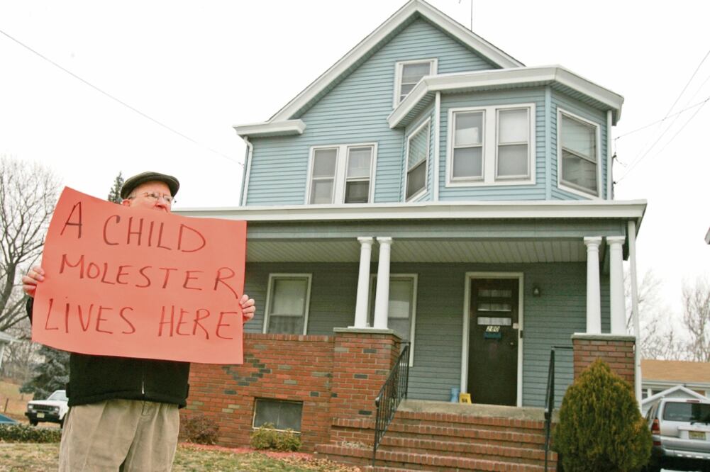 En Nueva Jersey. Un ciudadano protesta frente a la casa del ex sacerdote James T. Hanley, acusado de abusos. Foto: ARCHIVO. AP
