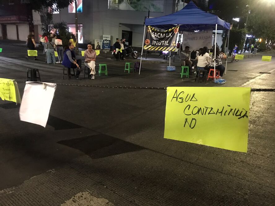 Vecinos de la alcaldía Benito Juárez afectados por agua contaminada, anunciaron que pasarán la noche en el plantón de Insurgentes Sur y Xola. (FOTO: especial)