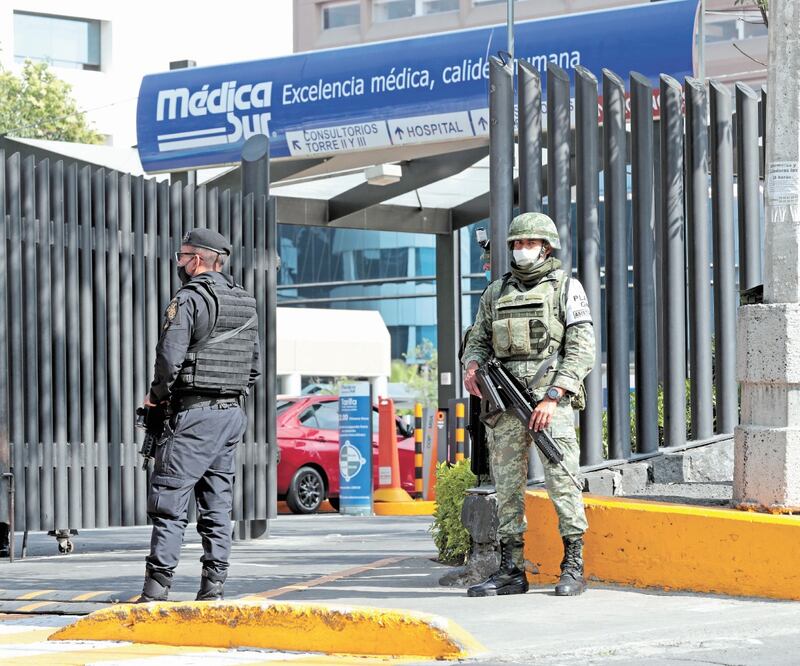 Mientras Omar García Harfuch se recupera del atentado, militares resguardan el hospital donde se encuentra. Foto: ADRIANA HERNÁNDEZ. EL UNIVERSAL