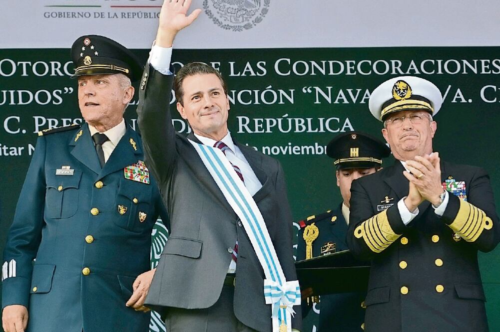 El presidente Enrique Peña Nieto recibió condecoraciones de las secretarías de la Defensa Nacional y de Marina-Armada de México. (PRESIDENCIA)