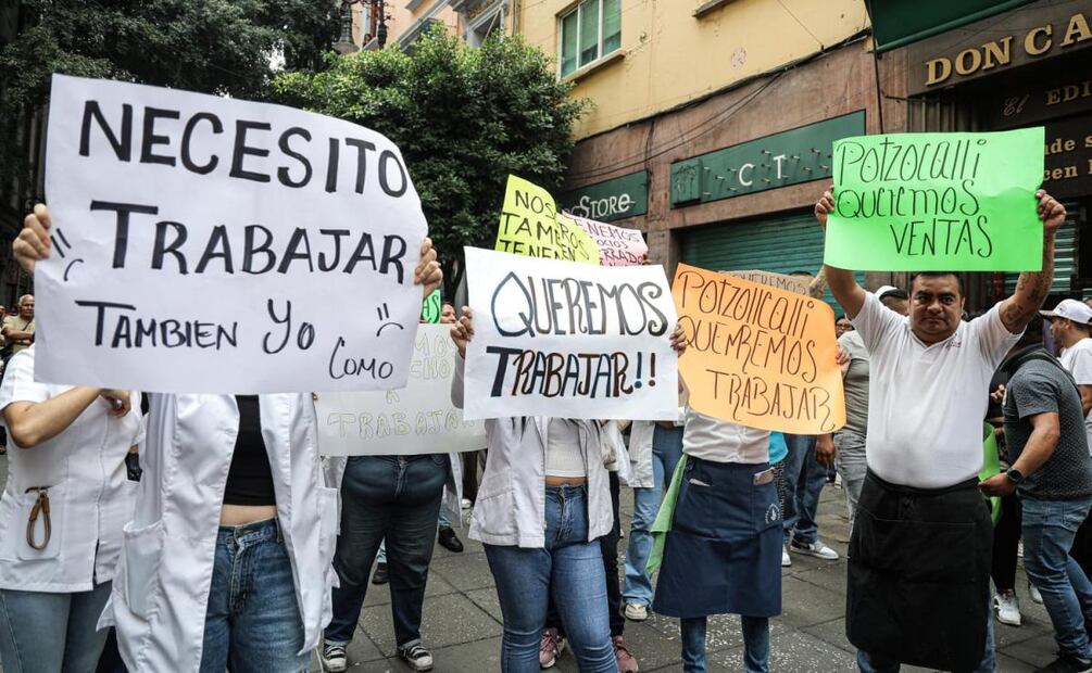 Comerciantes se manifiestan en contra de la CNTE y las vallas que impiden el paso a sus centros de trabajo (10/06/2026). Foto: Gabriel Pano / EL UNIVERSAL