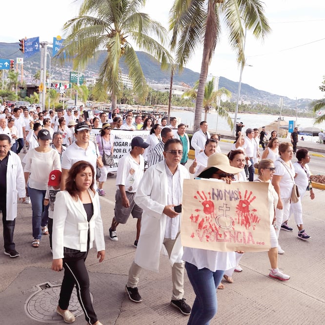 Clamor de justicia. Familiares y compañeros de la doctora Reyna Valenzo dieron 48 horas a las autoridades para esclarecer el crimen. (BERNANDINO HERNÁNDEZ. CUARTOSCURO)