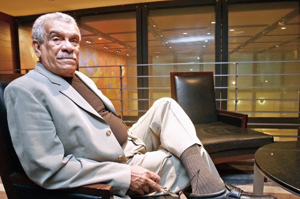 Derek Walcott falleció la madrugada del viernes en su natal Santa Lucía a los 87 años; en la imagen, el poeta en su visita a México en 2008 (ARCHIVO EL UNIVERSAL)
