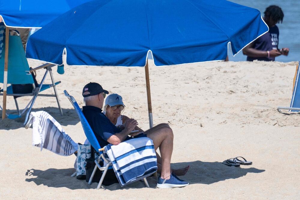 El presidente de Estados Unidos, Joe Biden, disfruta de sus vacaciones en la playa con su esposa Jill, en Rehoboth Beach, Delaware. FOTO:  JIM WATSON.  AFP