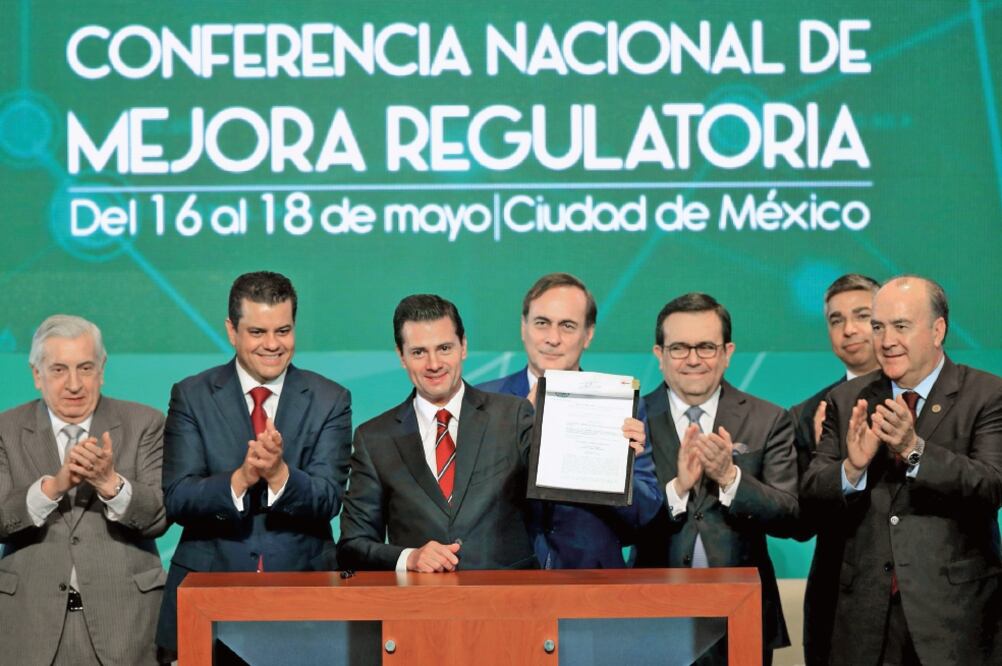 promulgar la Ley General de Mejora Regulatoria, el presidente Enrique Peña Nieto calificó la nueva legislación como un “a nt í doto” contra la opacidad y una protección para la ciudadanía ante acciones caprichosas de la autoridad (LUCÍA GODÍNEZ. EL UNIVE)