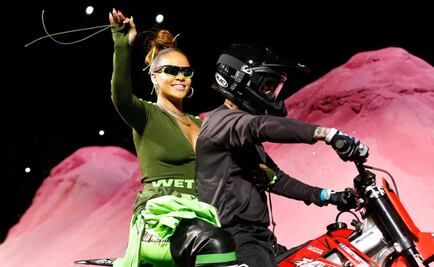 Rihanna llega en moto a la Semana de la Moda de NY