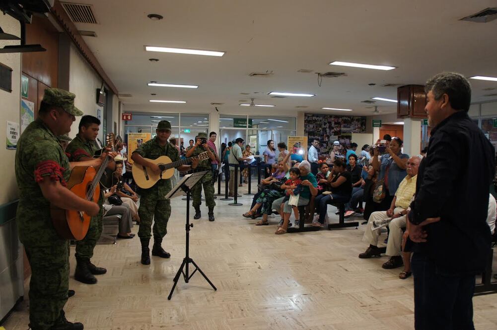 MILITARES FESTEJAN A LOS PADRES. (ROBERTO AGUILAR. EL UNIVERSAL)