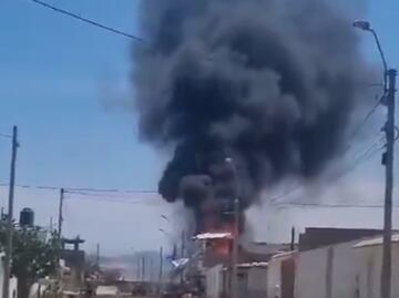 Avioneta se estrella en el centro de Lima, Perú; reportan heridos a sus dos tripulantes