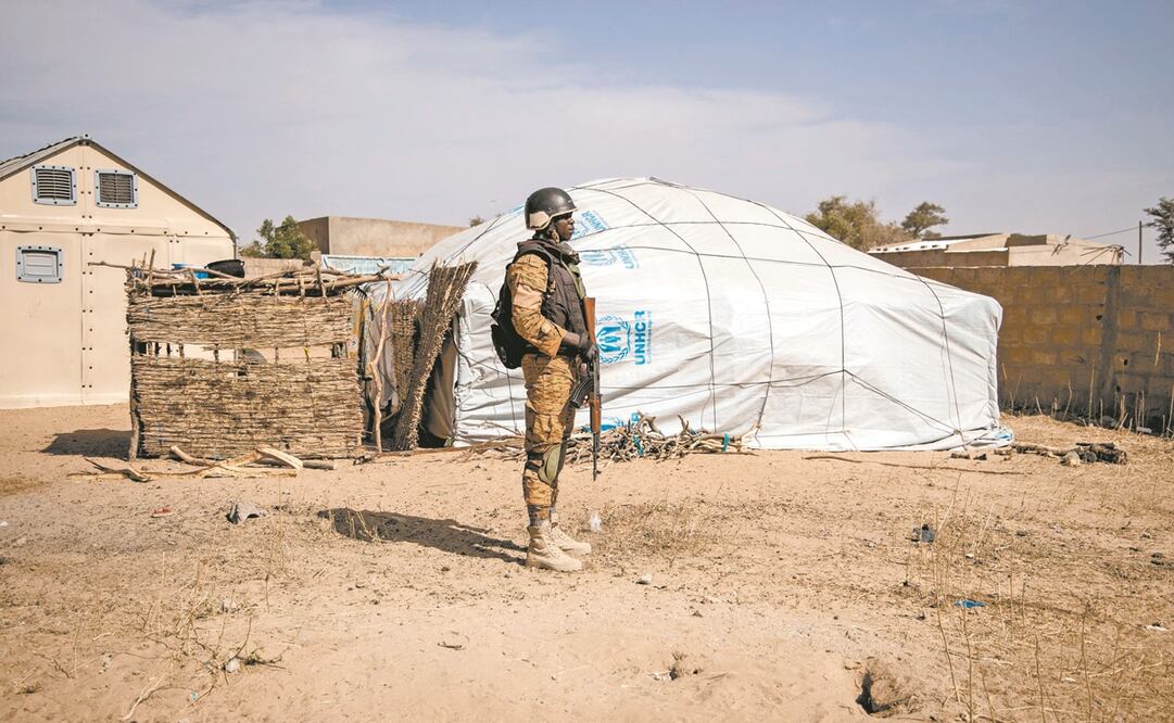 Un soldado de Burkina Faso patrulla en un campamento que alberga a Personas Desplazadas Internamente en Dori, en febrero de 2020. Foto: Olympia De Maismont. AFP
