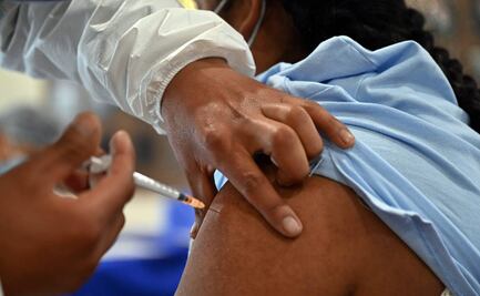 Gobierno de EU alista vacunación para migrantes bajo custodia, indica reporte